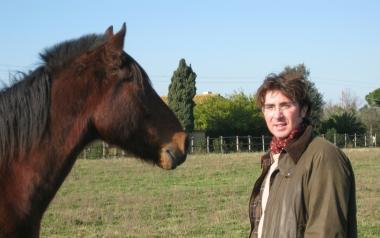 Alessandro Scappini, con un cavallo nella sua azienda agricola 