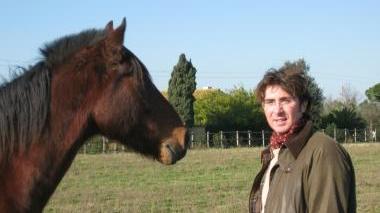 Alessandro Scappini, con un cavallo nella sua azienda agricola