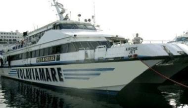 Un catamarano delle stesse caratteristiche di quello che entrer&agrave; sulla linea dellElba 
