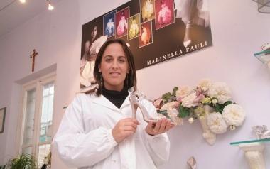 Marinella Pauli mostra una delle sue creazioni (Vip) 