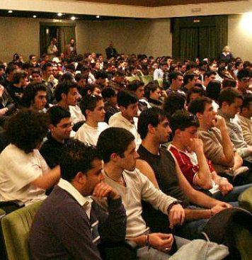 Lingresso del teatro Solvay Sotto il pubblico che assiste a uno spettacolo 
