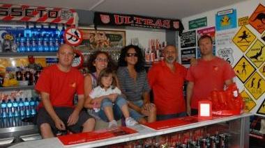 <b>I GESTORI.</b> Da oltre 30 anni la famiglia Grechi gestisce l’area di servizio tra i clienti Alberto Sordi Lino Banfi e Gheddafi Junior che si fermò per scambiare 500 euro e fare rifornimento alla sua Ferrari