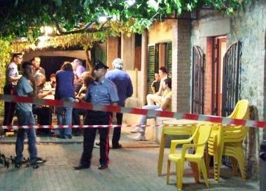 I carabinieri raccolgono le testimonianze dei clienti del bar-ristorante