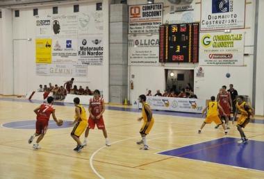 Si gioca sul parquet scivoloso in via Toscana 