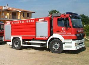 Pompieri al lavoro per salvare un cavallo intrappolato nel fango
