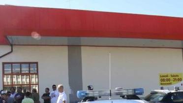 Le auto delle volanti della polizia e dei carabinieri ieri fuori dal Penny Davanti alla porta di ingresso una folla di cittadini scioccati