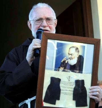 Subito folla di fedeli per le reliquie di San Pio