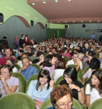 Il pubblico e il regista con due giovanissime comparse nel foyer del cinema 