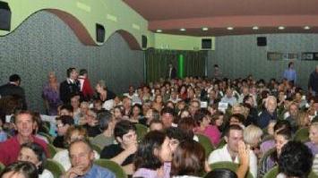 Il pubblico e il regista con due giovanissime comparse nel foyer del cinema