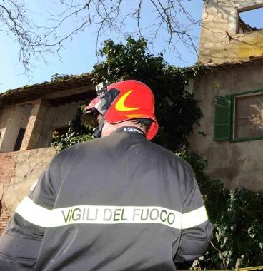 Un vigile del fuoco al lavoro 
