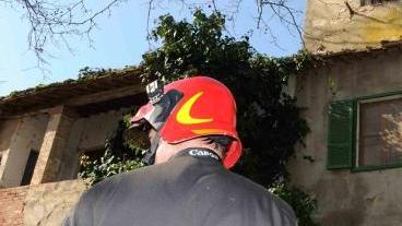 Un vigile del fuoco al lavoro