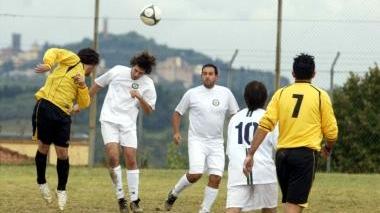 Un duello in quota nel corso della partita della giornata inaugurale disputata fra Noi d’Avane e Sg Villanova