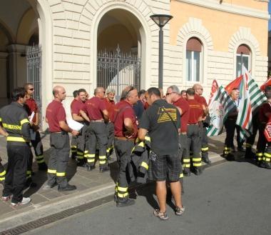 <b>PICCHETTO. </b>Dei vigili del fuoco davanti alla prefettura          