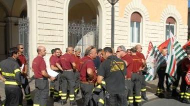 <b>PICCHETTO. </b>Dei vigili del fuoco davanti alla prefettura