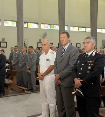 Al centro il comandante della Gdf Lipari consegna il cero a San Matteo