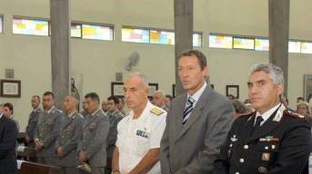 Al centro il comandante della Gdf Lipari consegna il cero a San Matteo