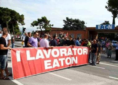 Una protesta degli operai della Eaton 