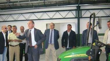 Un momento della inaugurazione della nuova officina per i mezzi agricoli