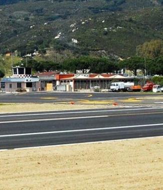 La pista dello scalo della Pila a Marina di Campo, recentemente ristrutturata ma fino ad oggi utilizzata solo da pochi aerei di linea   