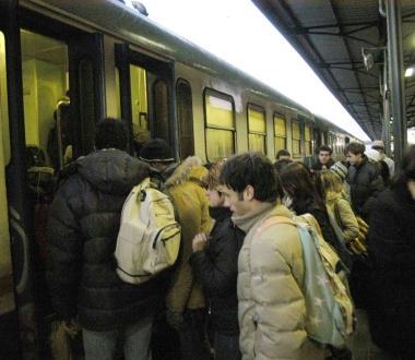 Pochi graffi per un clochard urtato dal treno