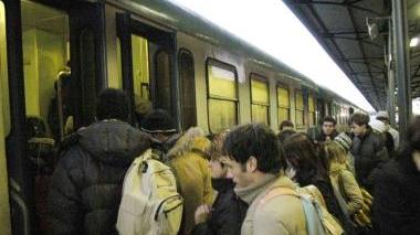 Pochi graffi per un clochard urtato dal treno
