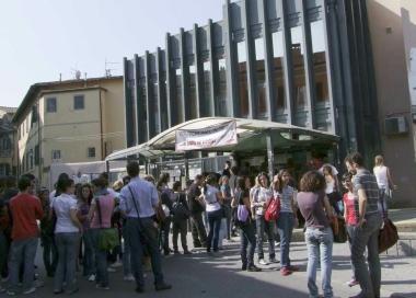 Studenti allesterno della mensa 
