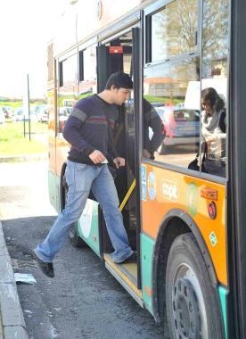 Un passeggero sale su un autobus del Copit     