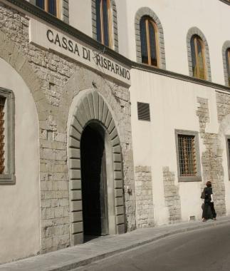 A sinistra la sede di Cariprato     