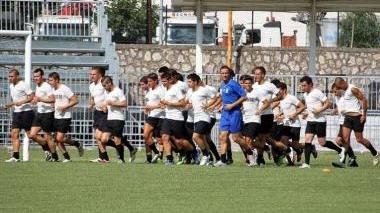 Sopra Zaniolo e la Massese in allenamento