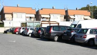 <b>MIGLIARINA.</b> A sinistra, la piazza che ospiterà il silos multipiano
