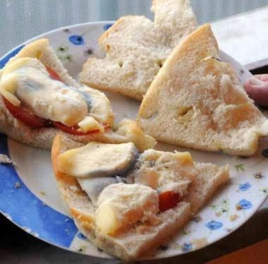 Autopattuglia di carabinieri e in alto mozzarella diventata blu 