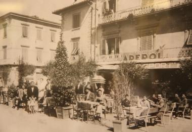 A sin., Benedetta Bardazzi e Marco Cavaciocchi nel nuovo Bar dello Sport Sopra, due vecchie immagini del Caff&egrave; di piazza Mercatale 