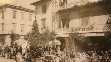 A sin., Benedetta Bardazzi e Marco Cavaciocchi nel nuovo Bar dello Sport Sopra, due vecchie immagini del Caffè di piazza Mercatale