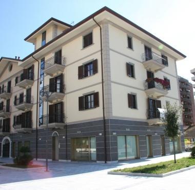 <b>DA INAUGURARE.</b> Il parcheggio sotterraneo e, in alto, il complesso nel centro di Querceta 