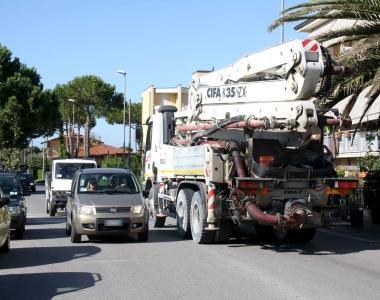 I residenti di via Rosselli e delle strade limitrofe sono scesi in strada per protestare contro il traffico pesante che da mesi ormai attraversa il quartiere    