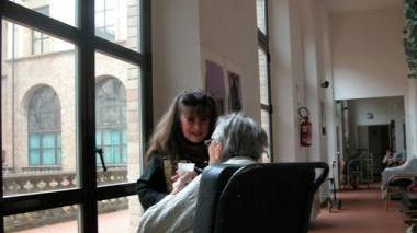A sinistra il sindaco; sopra l’interno della casa di riposo