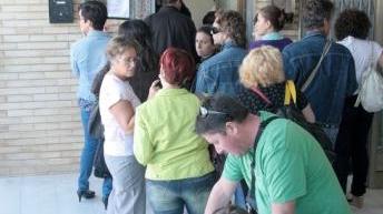 Gente in coda alla piscina di via dei Pensieri per iscriversi ai corsi