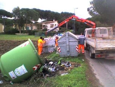 Cassonetti rovesciati a Marina di Castagneto e la 44 Gatti di Palazzi 