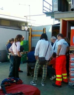 <b>SOCCORSI E RILIEVI. </b>Volontari e poliziotti intorno alla cassiera rapinata, nel retro del discount Penny in viale Petrarca. 