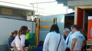 <b>SOCCORSI E RILIEVI. </b>Volontari e poliziotti intorno alla cassiera rapinata, nel retro del discount Penny in viale Petrarca.
