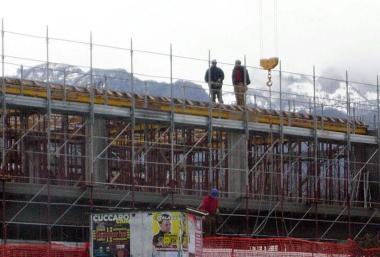 <b>EDILIZIA IN CRISI.</b> Un cantiere per la costruzione di un palazzo 
