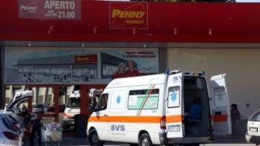 Terrore al supermercato Penny: bandito spara per svaligiare la cassa