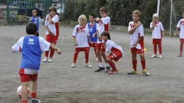 I bambini giocano in ricordo di Franchini