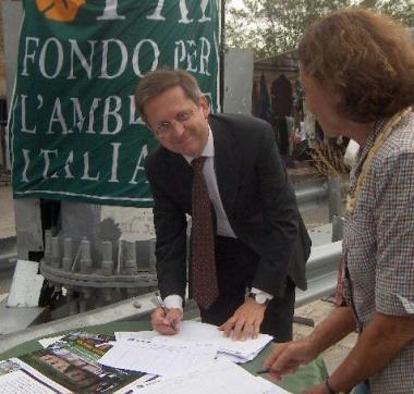 Il sindaco firma per Coltano 