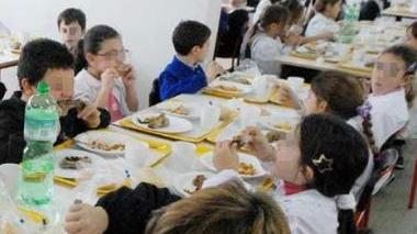 Bambini alla mensa scolastica