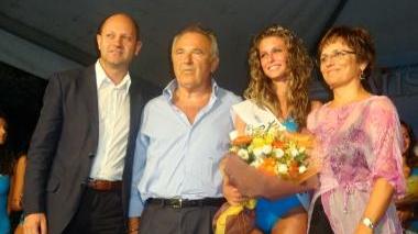 Silvia Mazzieri a Marina di Bibbona con Umberto Mannoni, titolare del campeggio, Paolo Pacini e Fiorella Marini