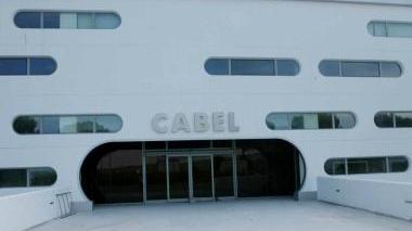 La Cabel e a sinistra il consiglio comunale