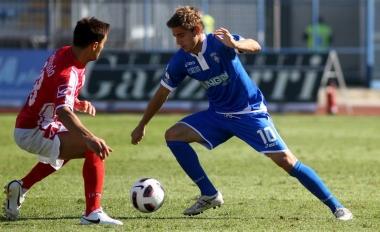 Sotto lattaccante azzurro Cristian Cesaretti in azione al Castellani 