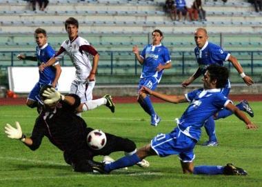 Diego Fabbrini in constrasto con il portiere della Reggiana nella sfida di Coppa Italia di fine agosto 