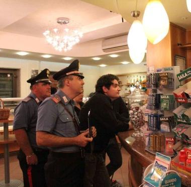 Il sopralluogo dei carabinieri nel bar 